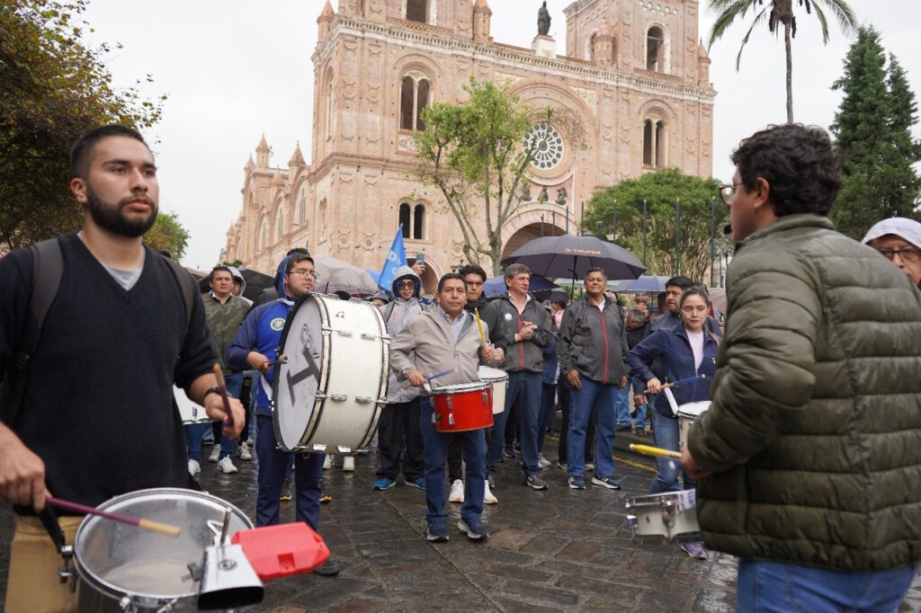 Se observa a la delegación del Técnico Salesiano participando en la marcha junto al P. Ángel Lazo. Director de la Comunidad Sagrado Corazón de Yanuncay.