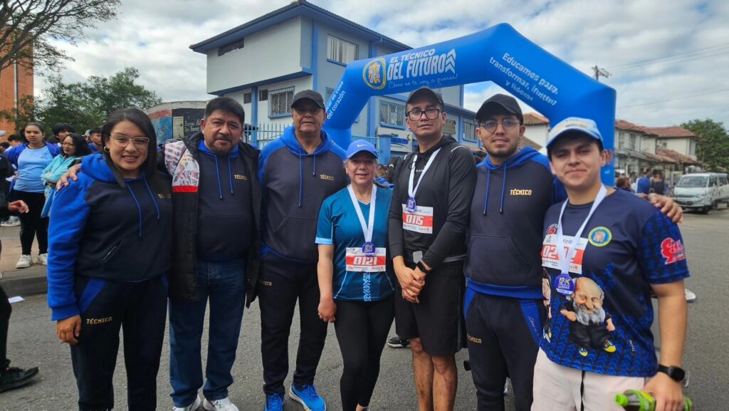 Presencia de los docentes y autoridades de la UETS en la competencia.