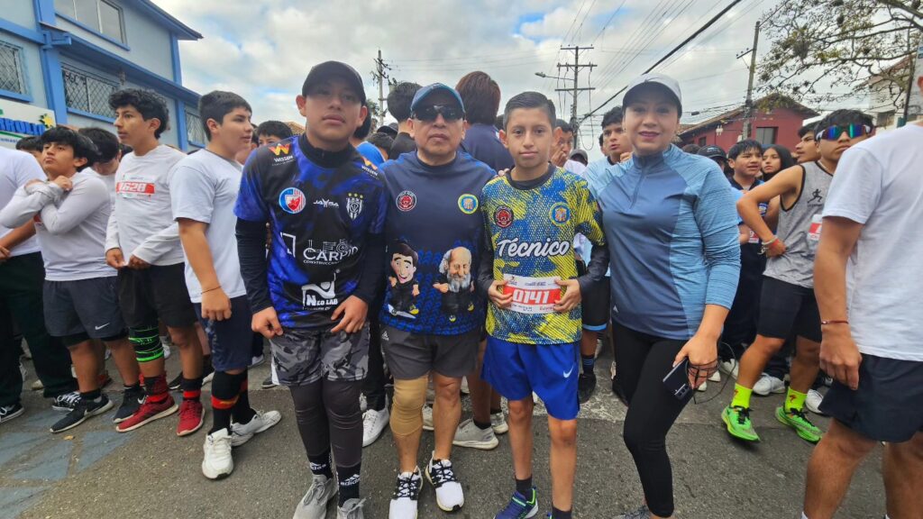 Partición de estudiantes y padres de familia en el circuito atlético.