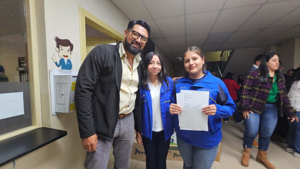 La capta al Director Zonal 6 de Educación Gustavo Sánchez junto a las estudiantes del Técnico Salesiano.