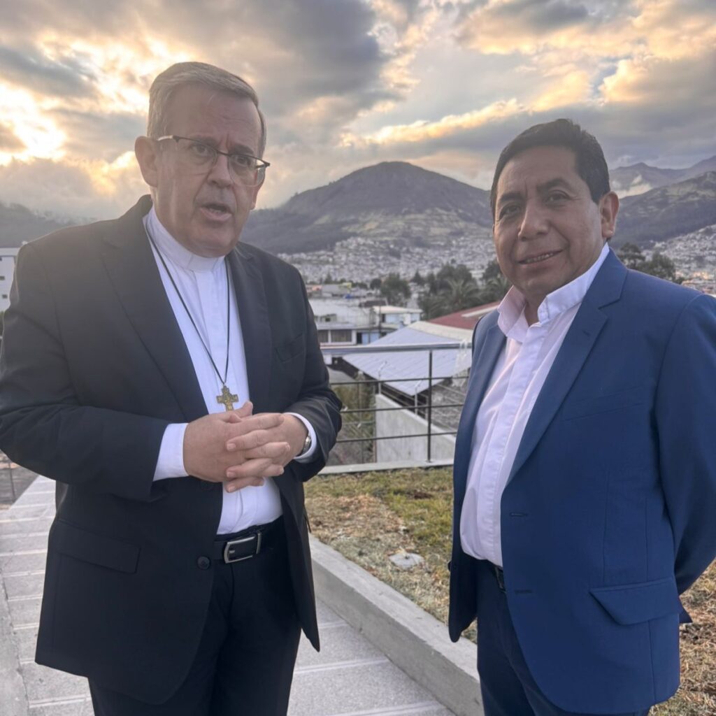 Se observa al Rector Mayor de los Salesianos Don Fabio Attar junto a Padre Ángel Lazo.