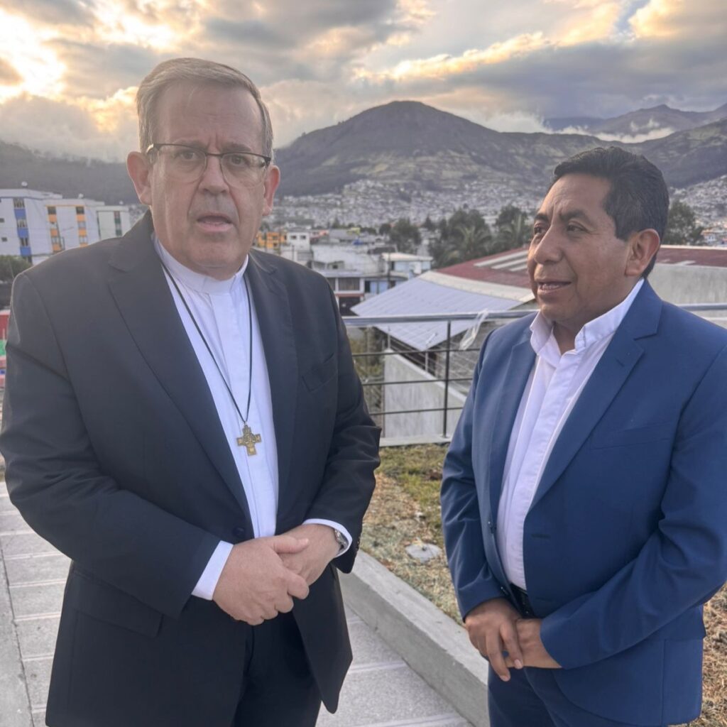 Se observa al Rector Mayor de los Salesianos Don Fabio Attar junto a Padre Ángel Lazo.