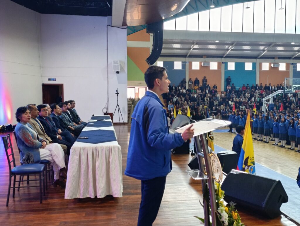 Se muestra la participación del estudiante David Zambrano en el instante de su declamación a la bandera ecuatoriana