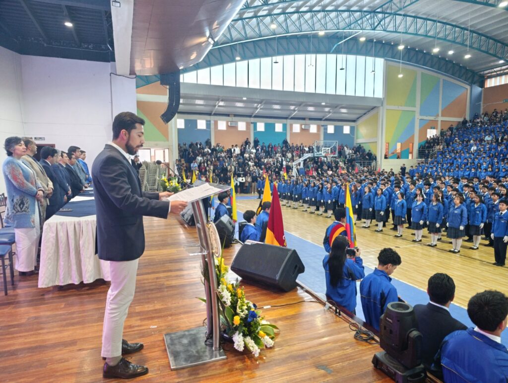Se observa a Sebastián Calderón, director del Consejo Cantonal de Protección de los Derechos de Cuenca en el momento del juramento colectivo.