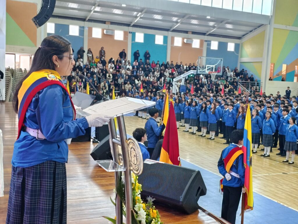 Capta el momento de la intervención de a abanderada Aianna Farías Coronel.